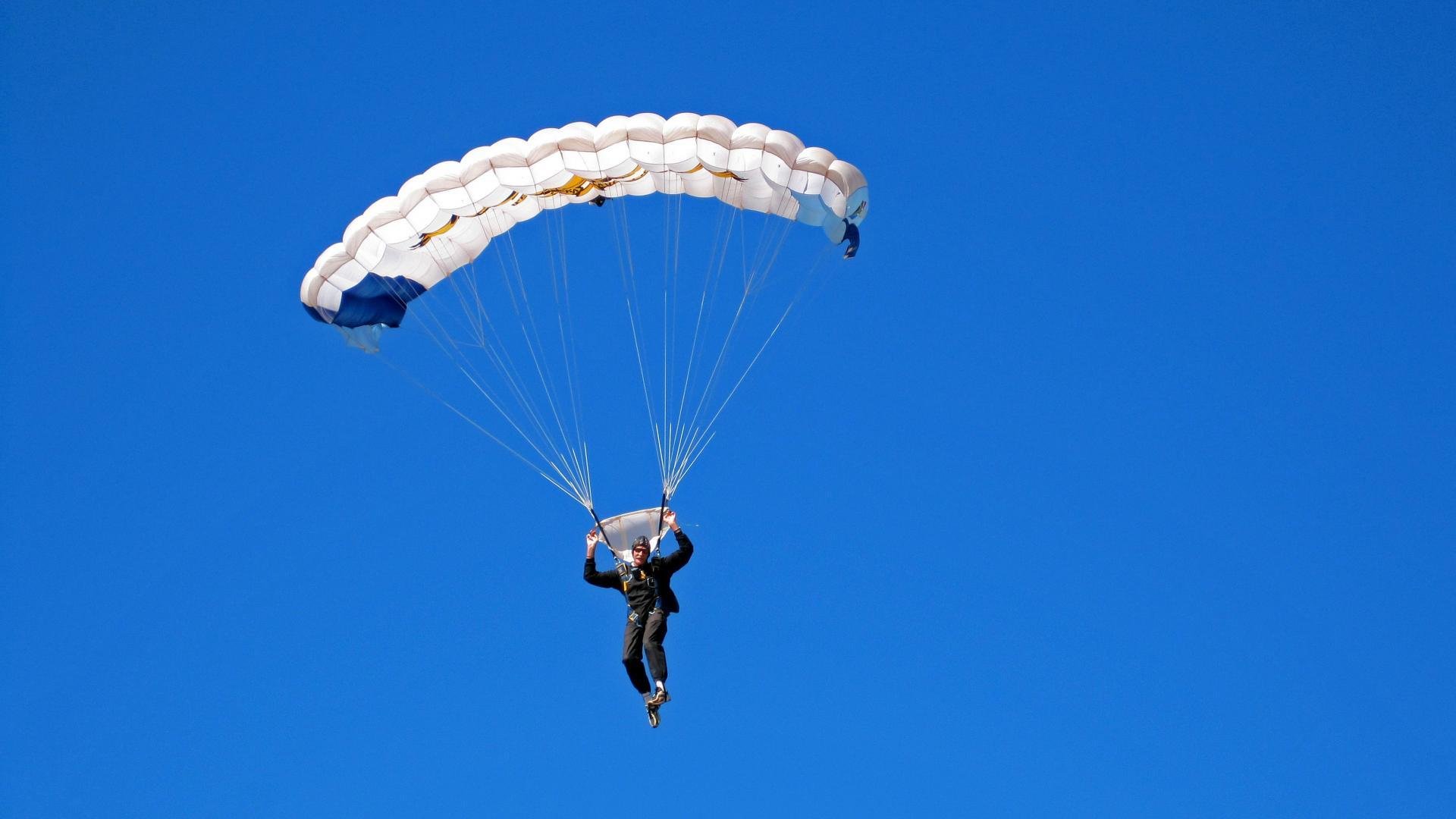 “拳脚出击，自由搏击赛场硝烟四起！”